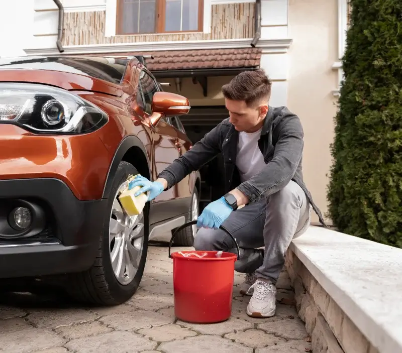Lavage auto à domicile Passais Villages : professionnel intervenant sur un véhicule